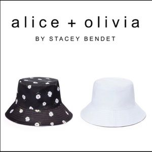Alice + Olivia Reversible Bucket Hat Navy w/ Daisy